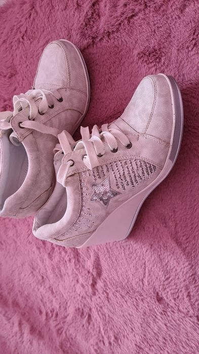 Adidasi cu platformă