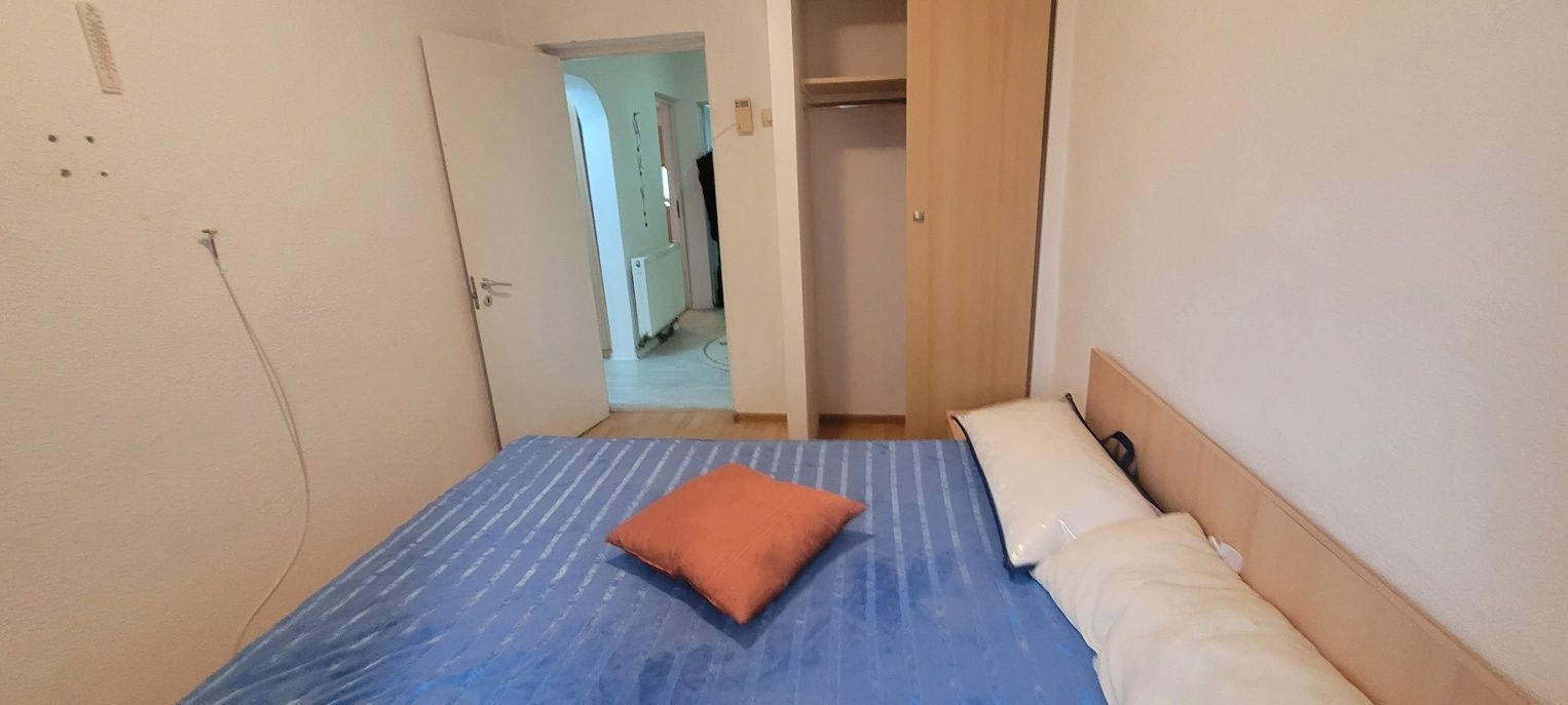 Apartament 3 camere Onesti, zona de jos, 2 bai .