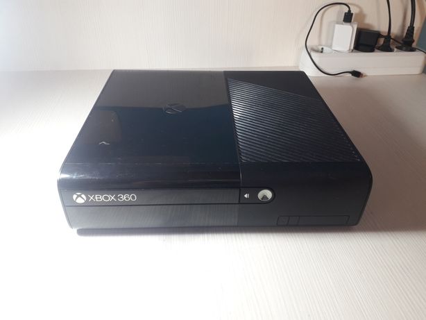 Xbox 360 228 GB cu controller, si 12 jocuri incluse.