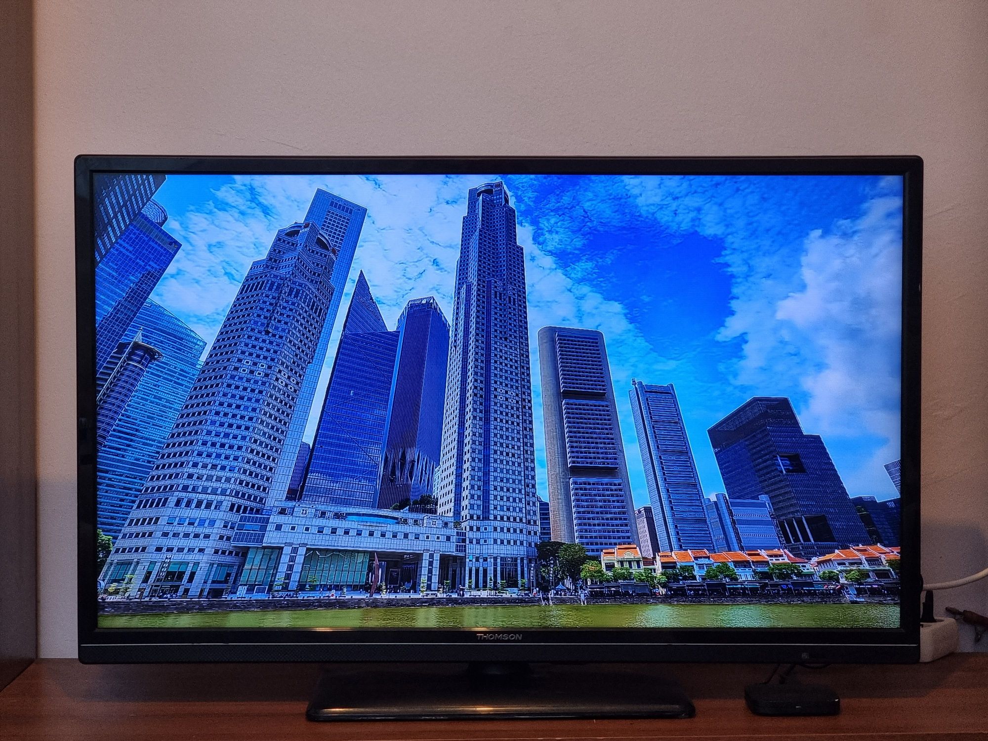 Телевизор / TOMSON - 40" - FULLHD , Цифрова + Ефирна + Слот за карта.