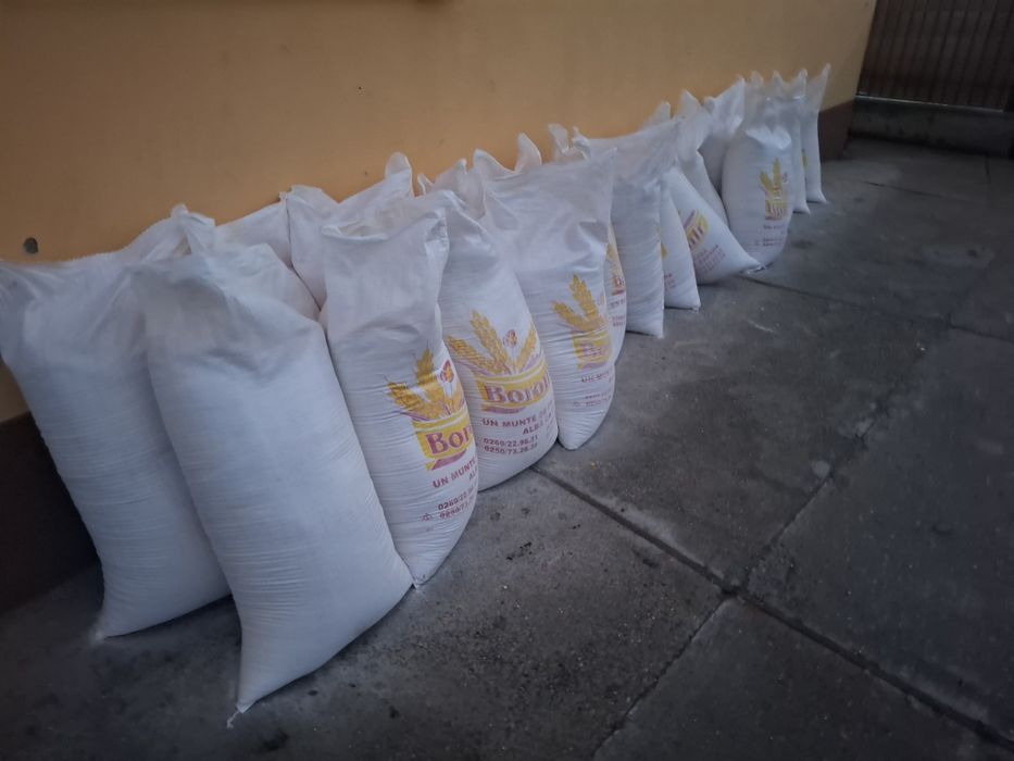 Vând faina de  porumb boabe