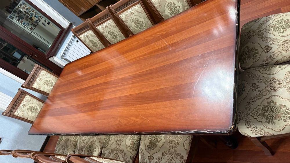 Стол и 12 стульев для гостиной