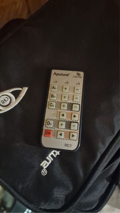 Vand 2 Lampi LED Aputure + 4 Acumulatori