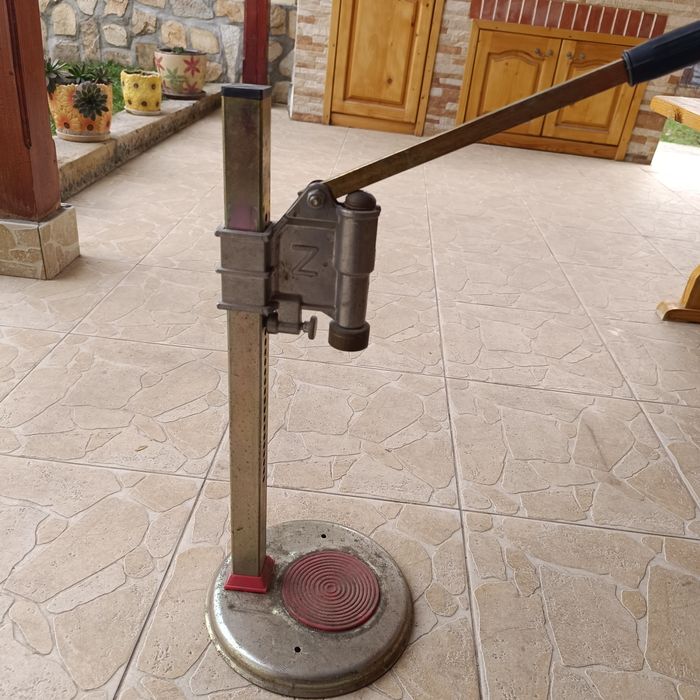 Преса за затваряне на буркани