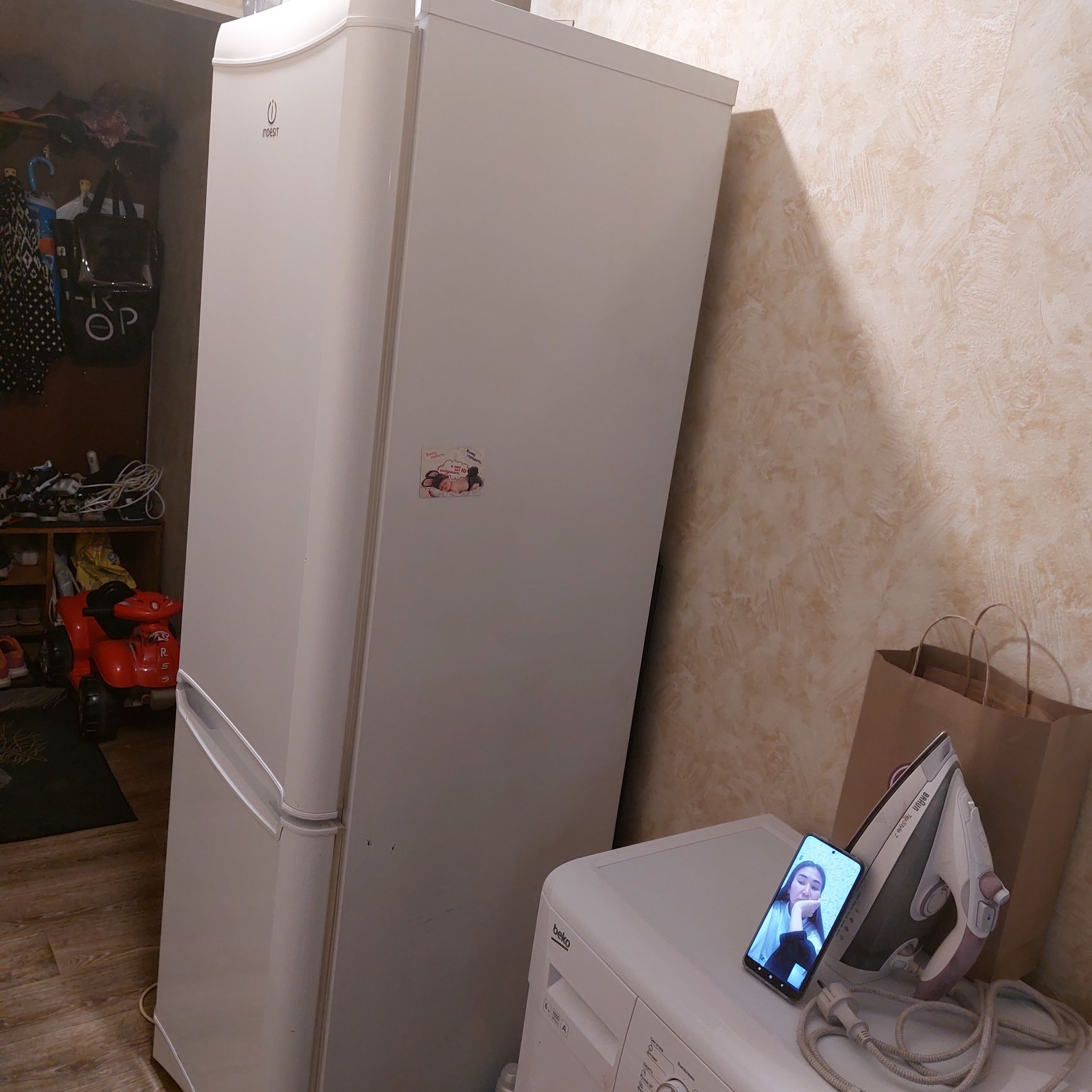 Продам холодильник Indesit