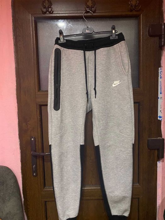 nike tech gri cu negru