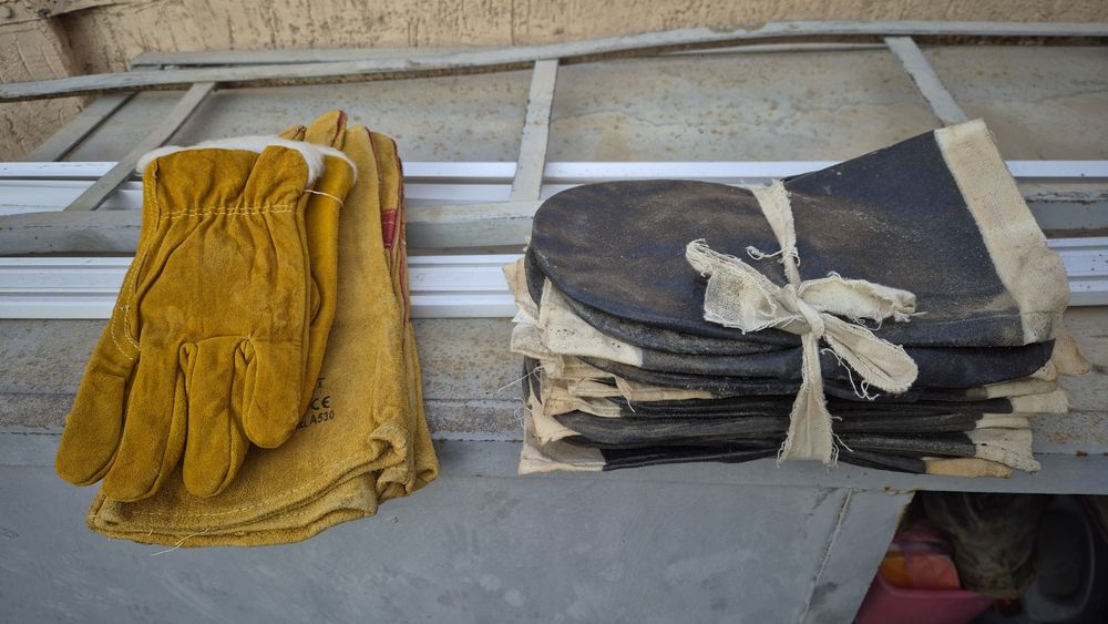 Спец перчатки, мыло .