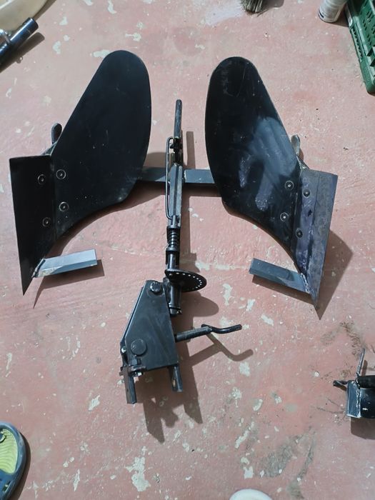 Plug reversibil Grillo cu suport ajustabil