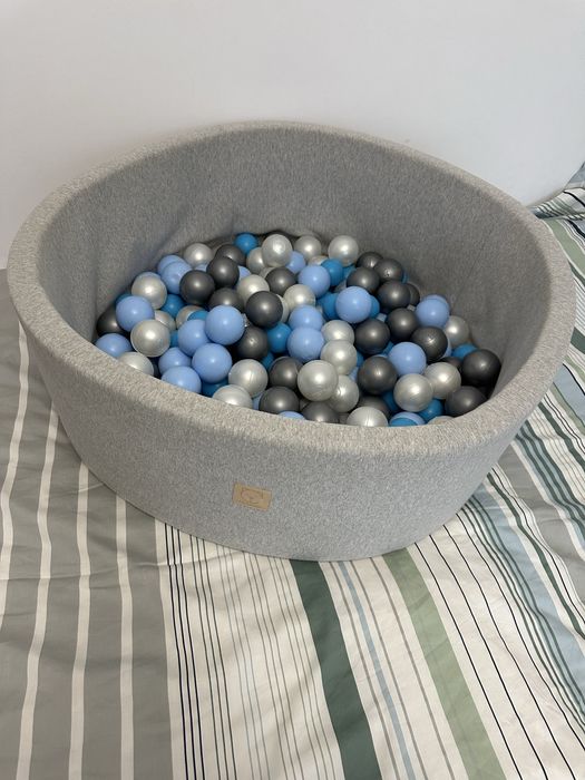 Piscina cu bile colorate