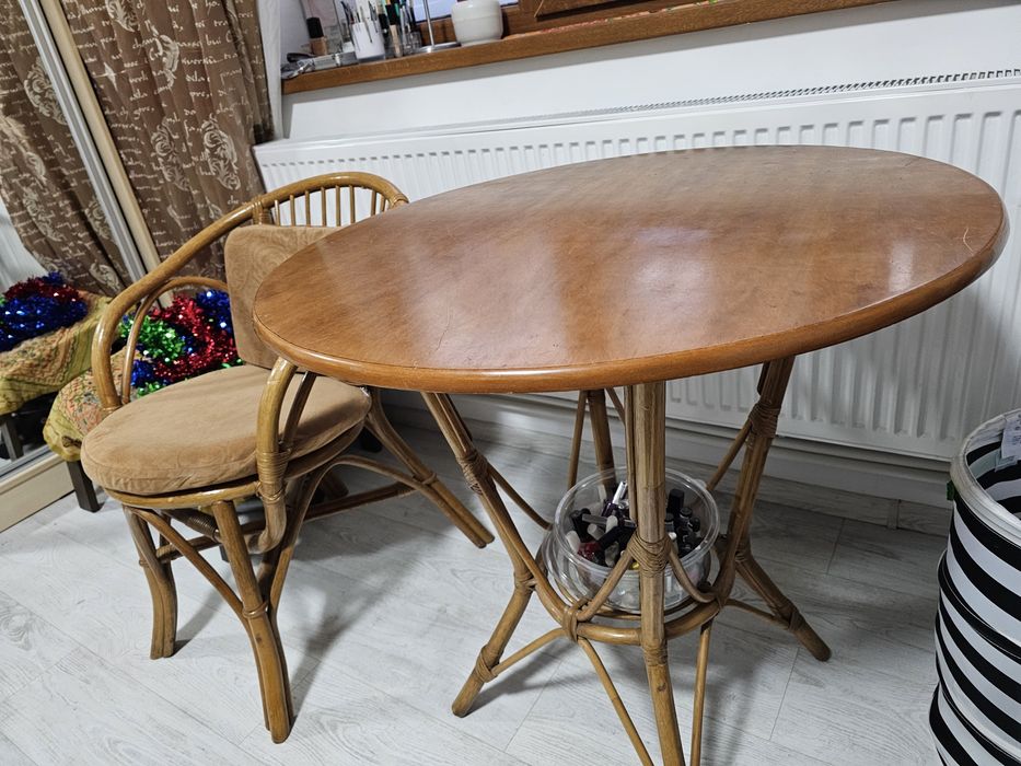 Masa cu 2 scaune din bambus, stare excelenta