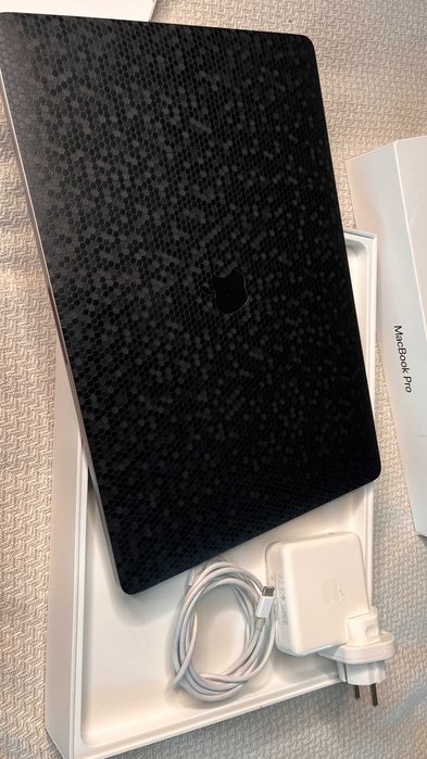 MacBook Pro 15,6” 2019 – i7 6-core, 16GB RAM - 256 GB -stare bună