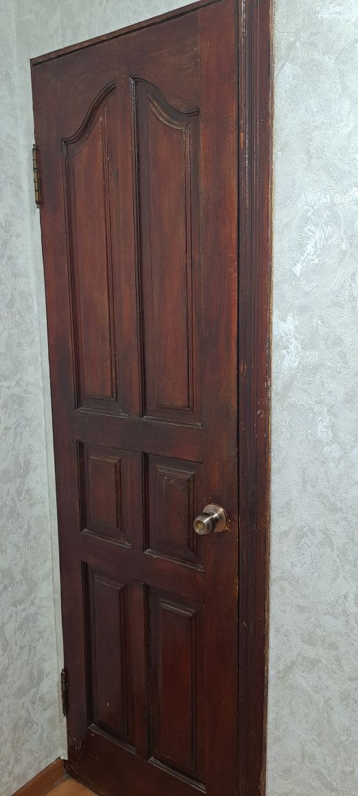 Продам хорошую, деревянную двери
