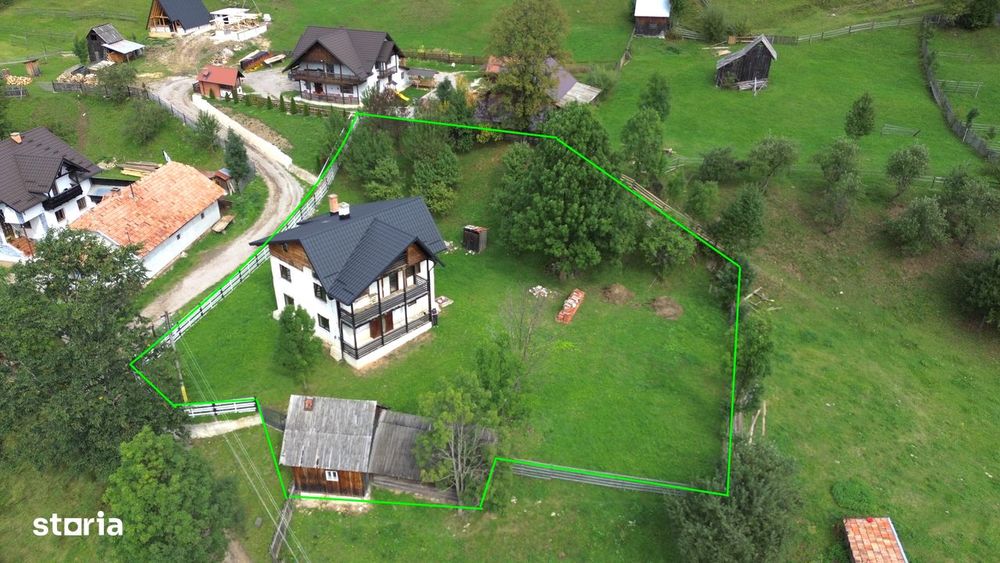 Casă/pensiune la gri, teren 1806 mp în Sadova