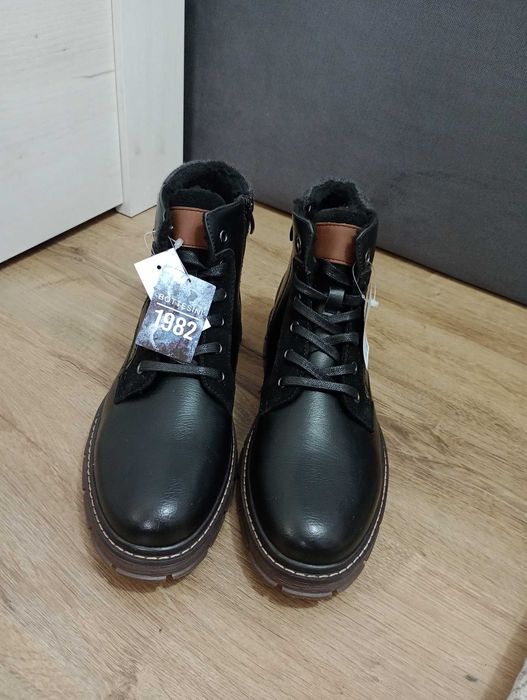 Vând ghete bărbătești.