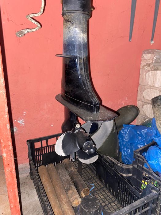 Barcă de pescuit cu motor și sonar