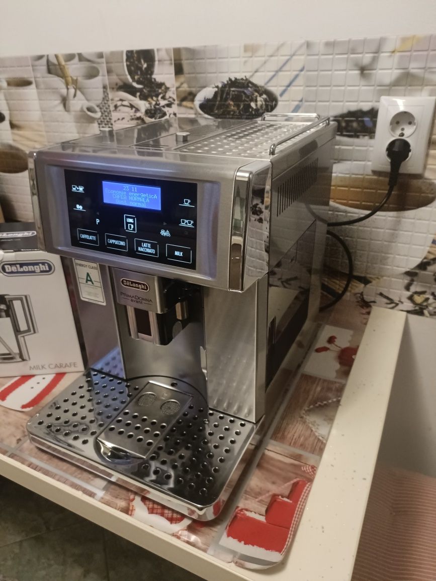 Aparat/automat/masina/espresor/expresor de cafea delonghi primadonna