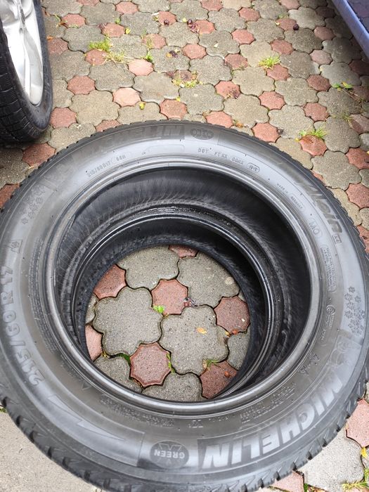 Vând cauciucuri Michelin 2015/60/17