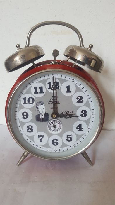 Стар часовник с будилник