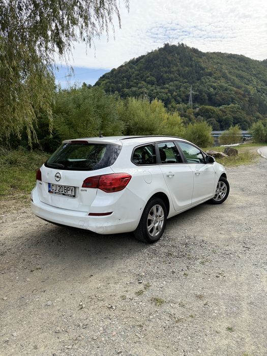 // Opel Astra J Sports Tourer \\