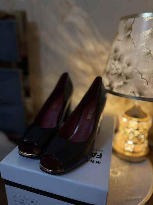 Продам срочно туфли осенние и каблуки