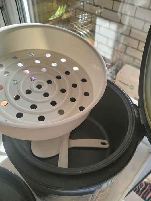 Продам.Мультиварка б.у.много не пользовалась.чистая .целая.все работае