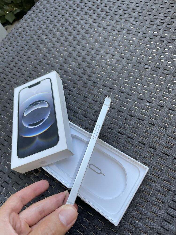 Vand iPhone 16e nou