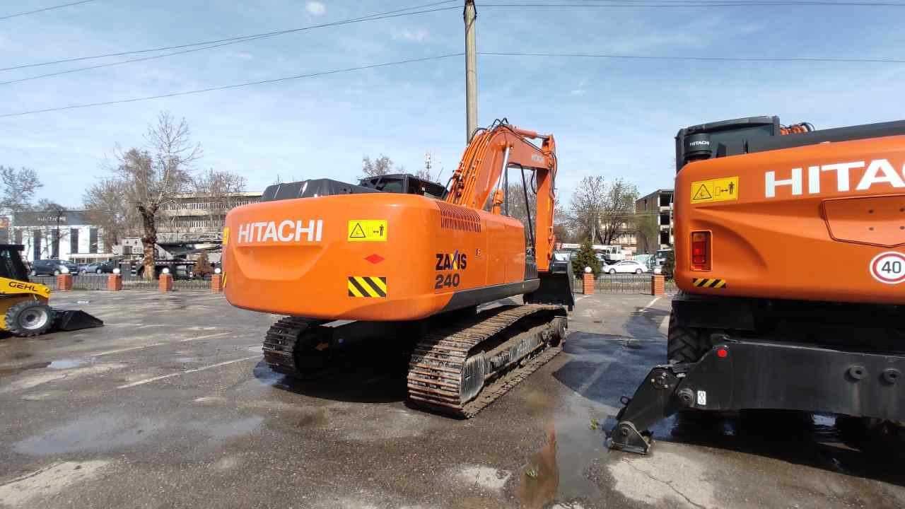 Гусеничный экскаватор Hitachi ZX240-5A