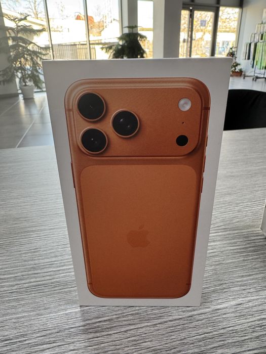 iPhone 17 Pro Max 256GB – Cosmic Orange Чисто нов – НЕРАЗПЕЧАТАН