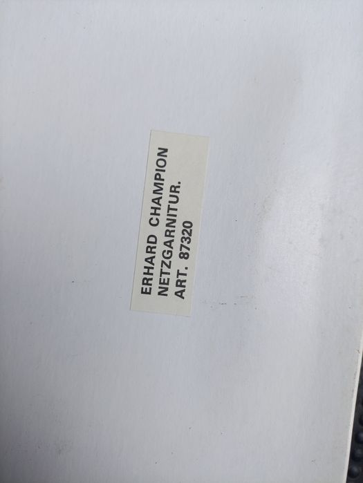 Устройство и мрежа за тенис на маса.