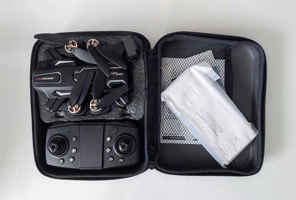 Drona A22 cu telecomanda si display. 2 baterii. Noua la cutie