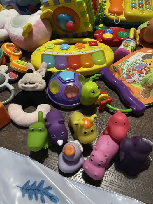 Лот играчки, сортер, пеещи, книжки