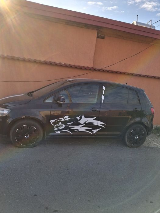 Vand masina Wolkswagen golf 5 plus+  defect( probabil probleme la moto