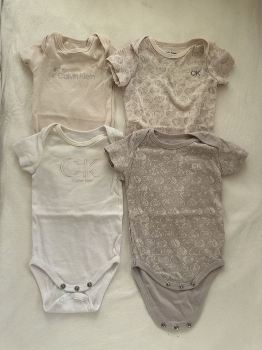 Set 4 body Calvin Klein CK 0-3 luni 52-56cm