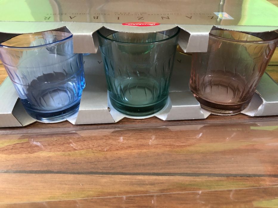 Продавам цветни стъклени чаши, неразопаковани