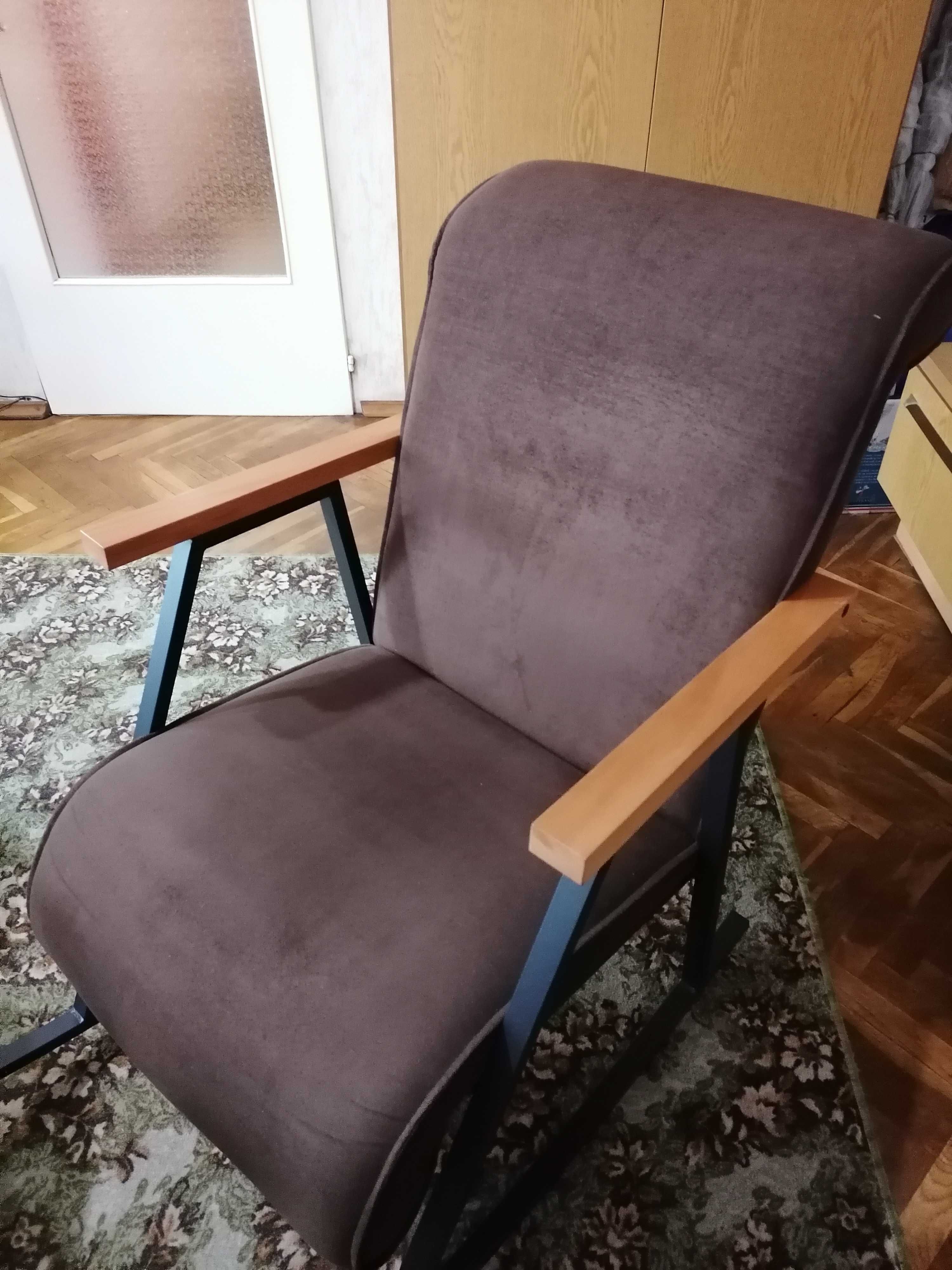 Продавам люлеещ се стол!