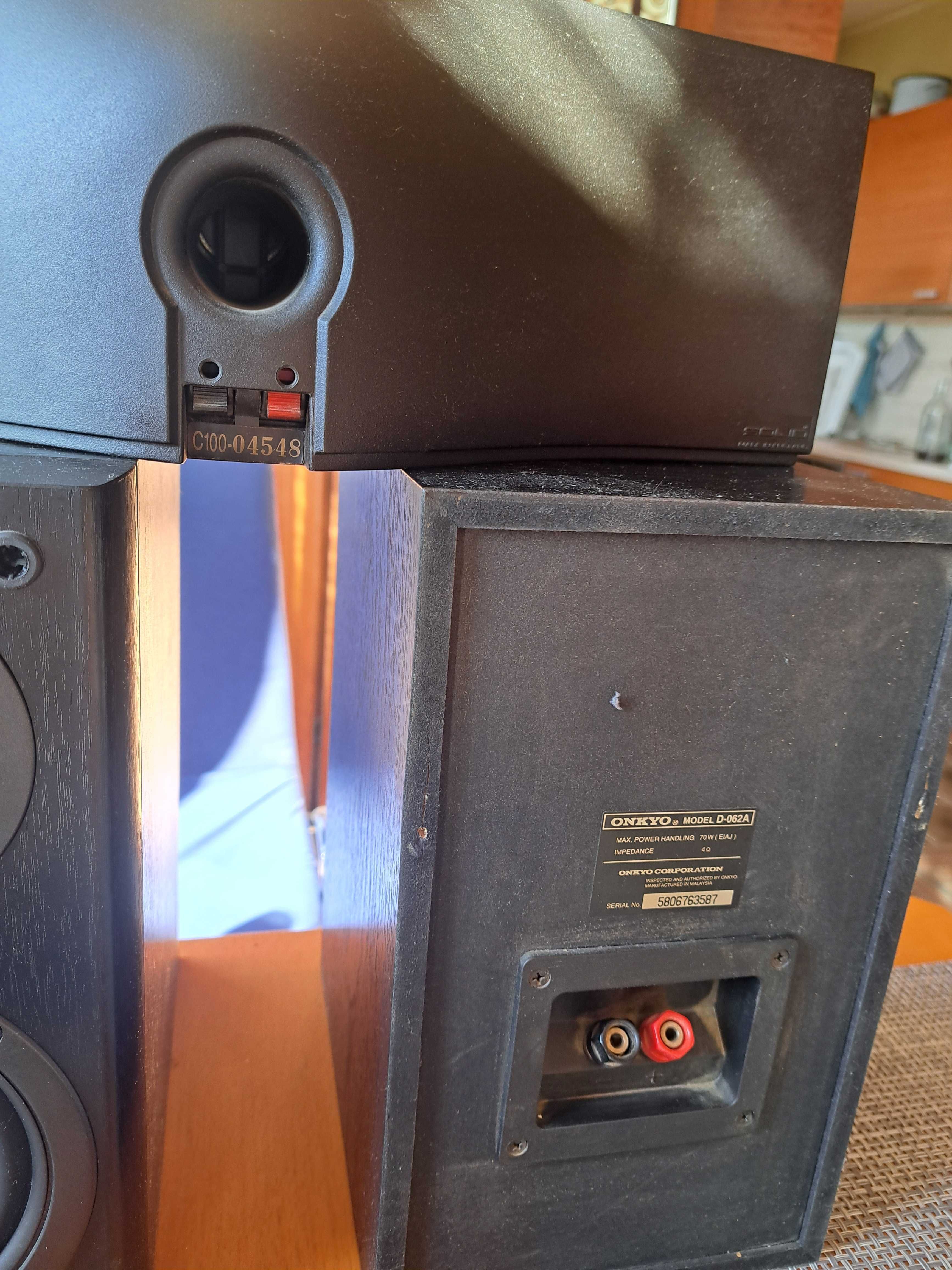 Тонколони Onkyo и център за домашно кино Solid.