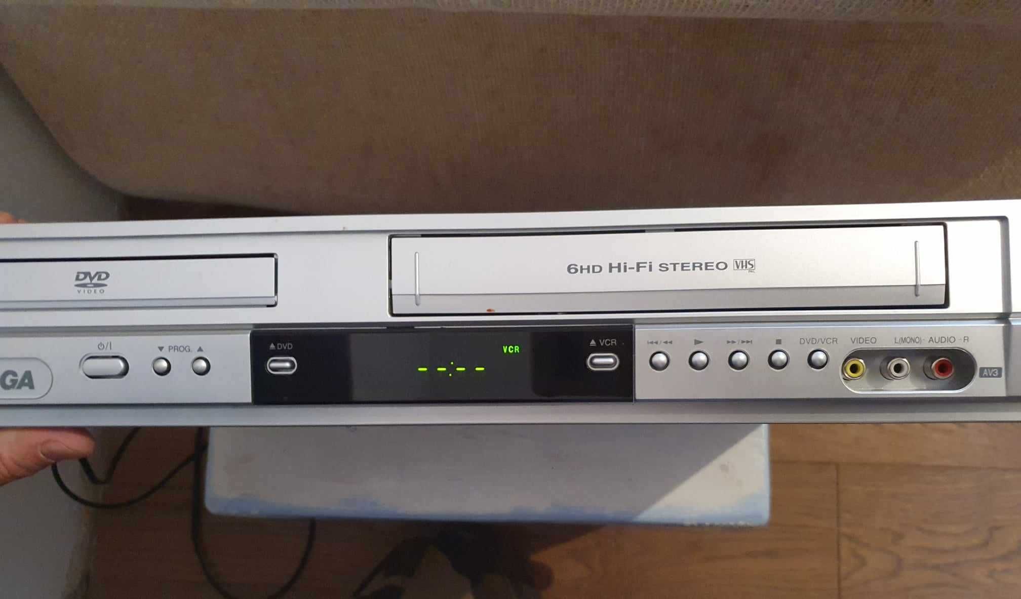 Targa DVP 5200x DVD player VCR combo , argintiu