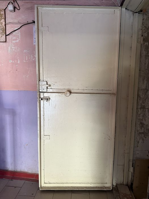 Дверь железная входная . Б.у . Возможен торг . Уже произведен демонтаж