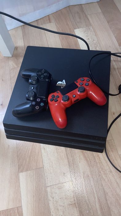 Продаю PS4 Pro с 2 джойстиками + топ игры