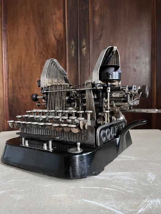 masina de scris veche Courier