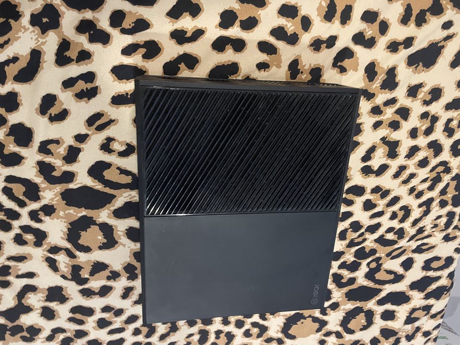 Xbox one cu 4 jocuri la pachet 1TB