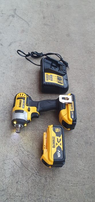 Masina de înșurubat cu impact. Dewalt.