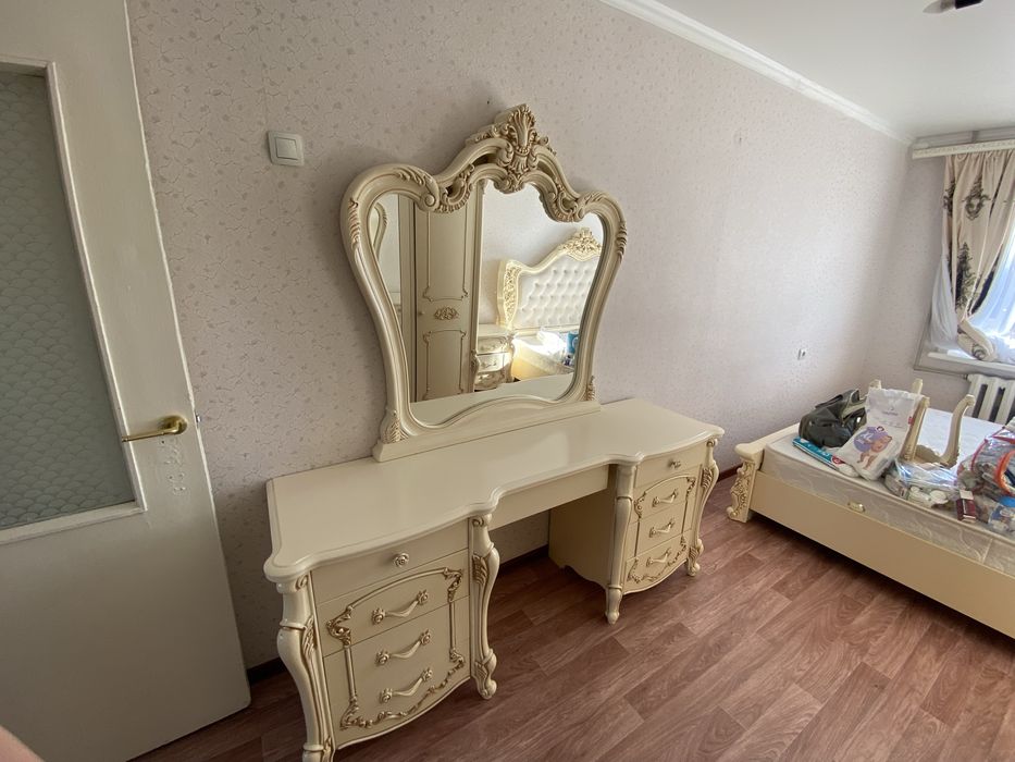 Продаеться туалетныы столик с зерколом цена 150 тысяч самовывоз