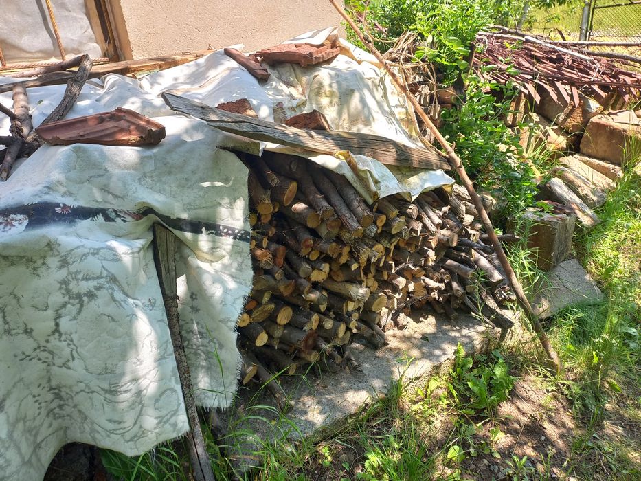 Около 4 кубика нацепени домашно сечени дърва