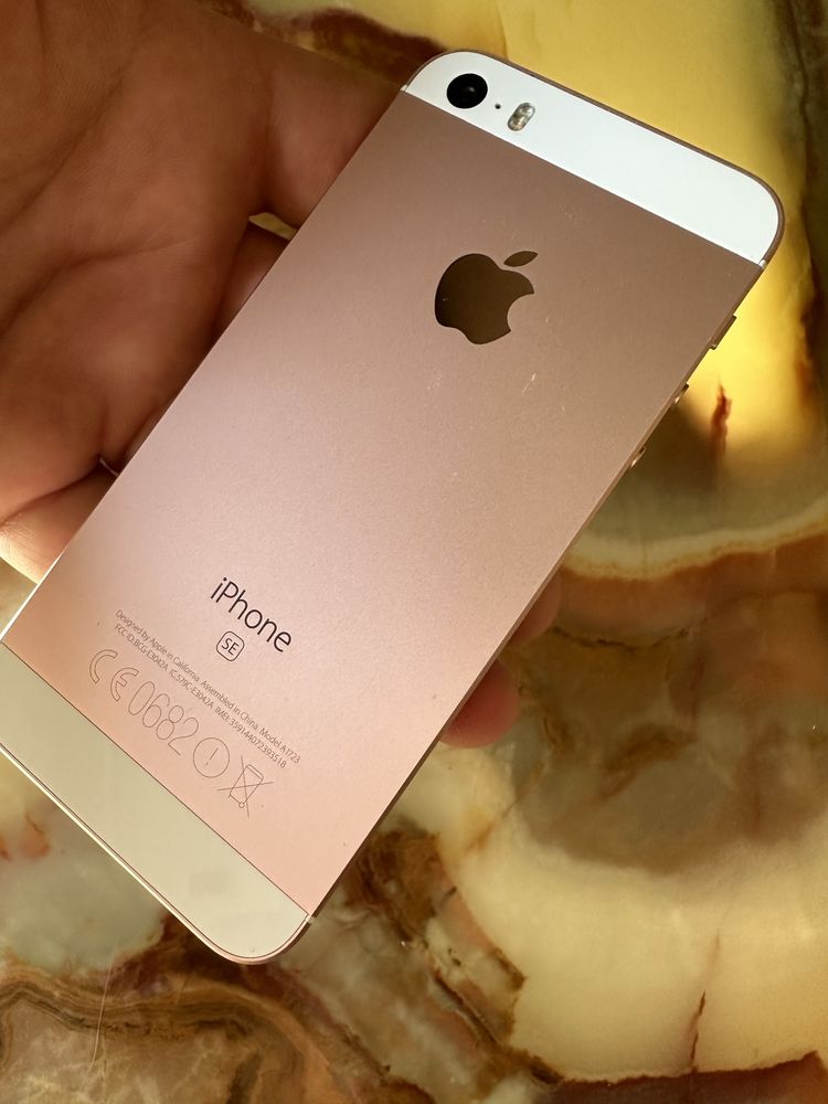 iPhone SE Rose Gold