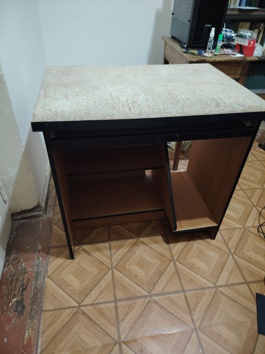 Домашний компьютерный стол с выдвижным отсеком и местом для блока пк