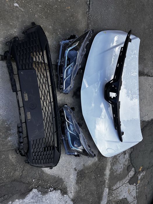 Faruri stânga dreapta capotă motor grilă toyota corolla e21.