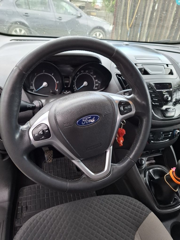Ford tourneo curier