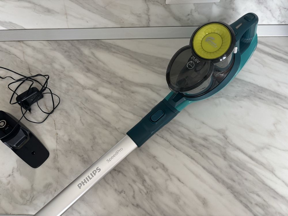 Вертикална прахосмукачка Philips FC6725/01, 21.6V, LED, В гаранция