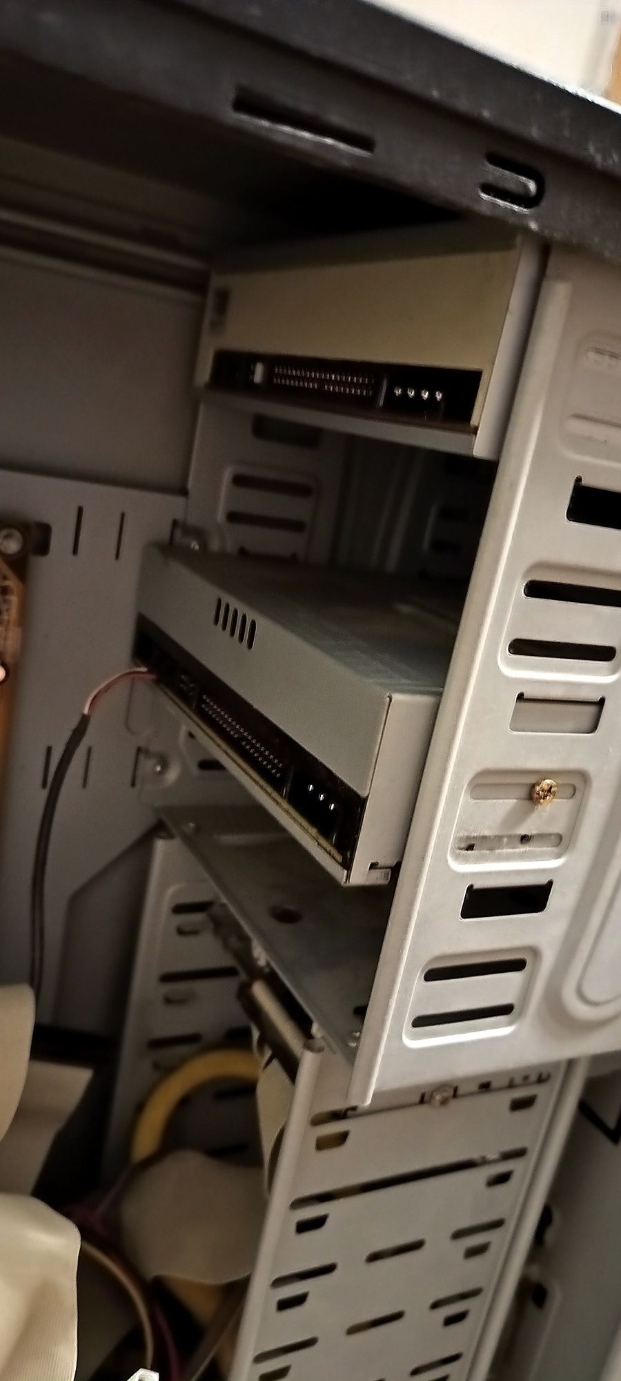 Carcasa PC -calculator cu totul ce conține